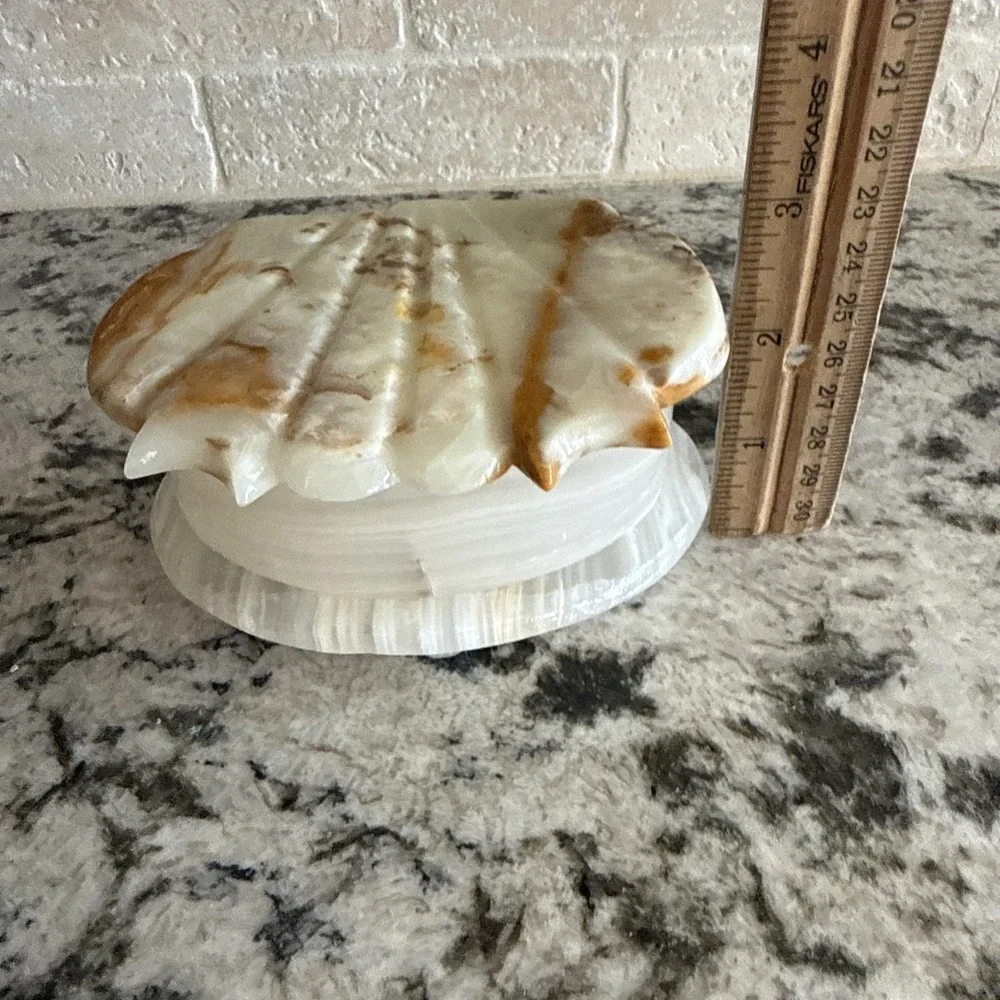 Vintage Clam Shell Shaped Onyx Alabaster Marble Trinket Jewelry Box Hinged Lid
